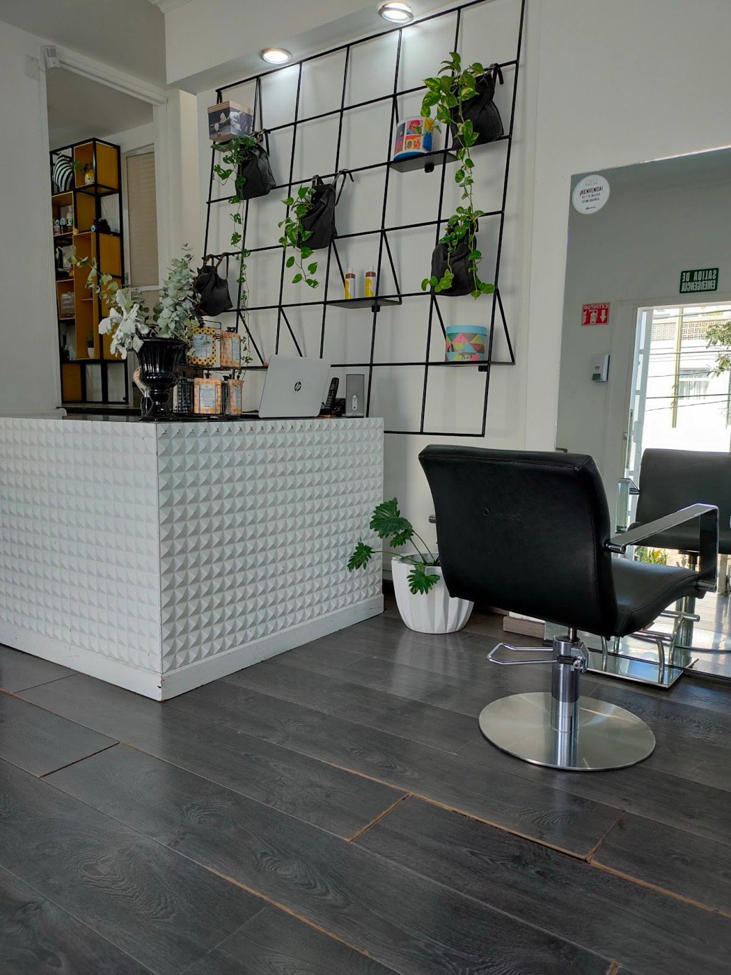 Recepción con jardinera vertical